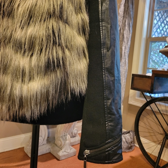 Guess convertible jacket / vest Faux Leather, Fur.  Size Medium - Picture 4 of 15